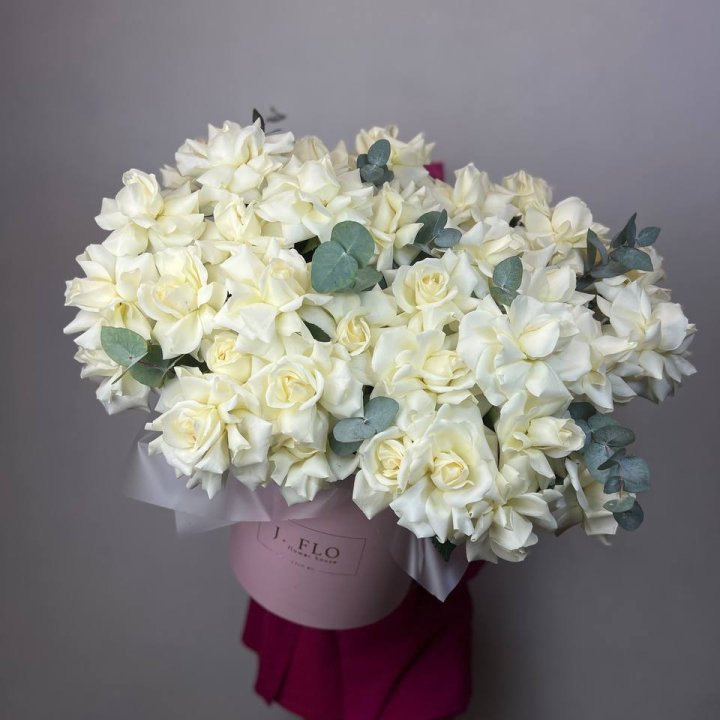 37 белых роз в боксе в Благовещенске