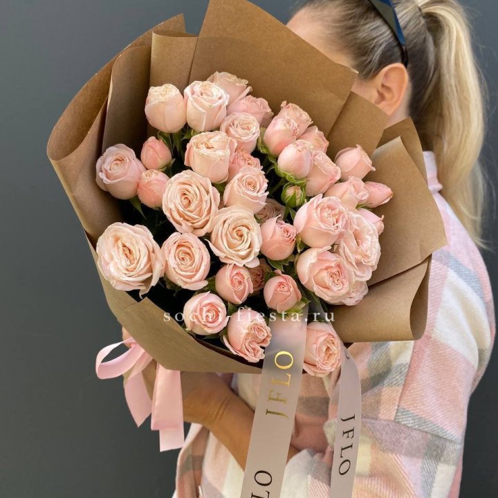 Кустовые розы Бомбастик в крафте в Благовещенске