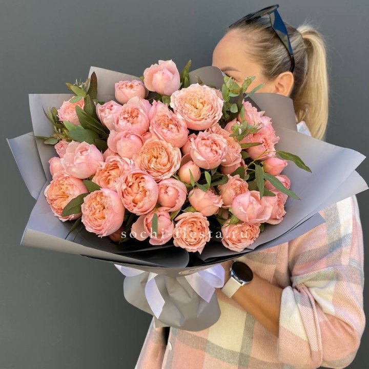 Букет с пионовидными розами "Пивайн" в Благовещенске