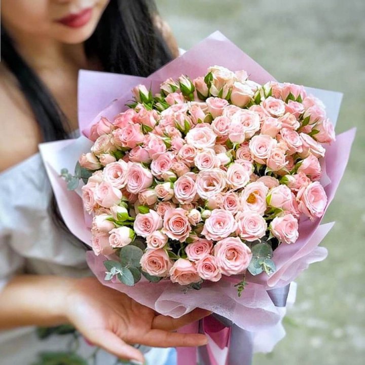 Кустовые розы с эвкалиптом в Благовещенске