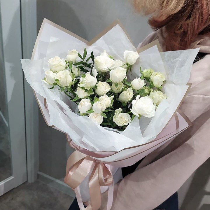 Белоснежные кустовые розы в Благовещенске