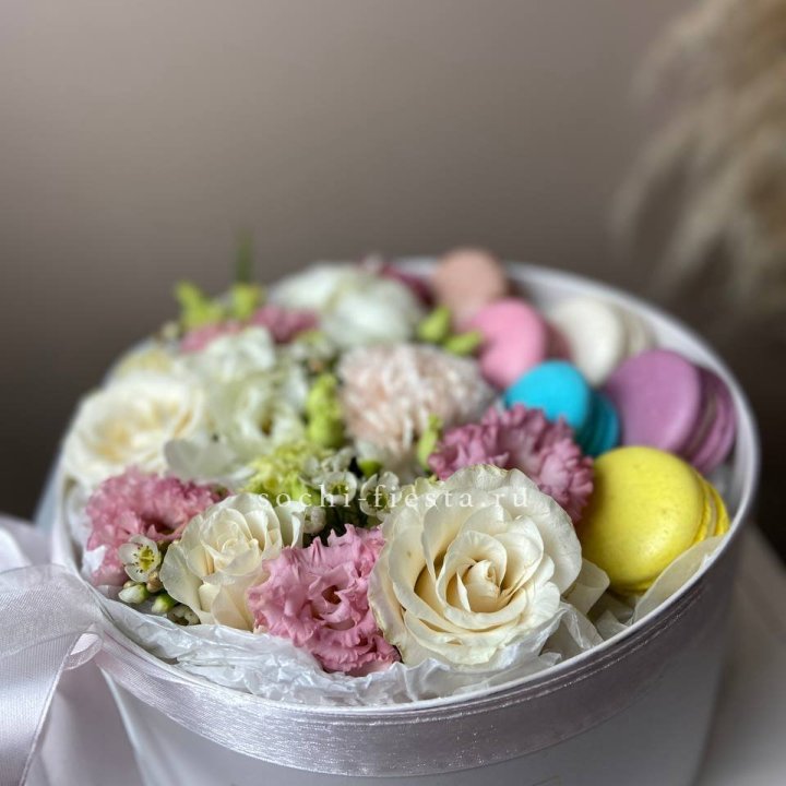 Цветы в цилиндре с макаронс "Прованс" в Благовещенске