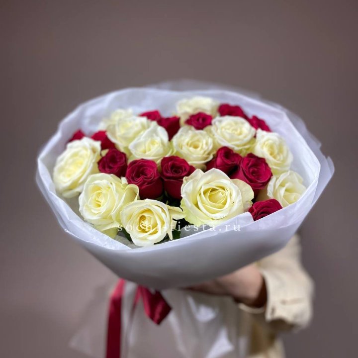 Букет их красных и белых 25 роз в Благовещенске