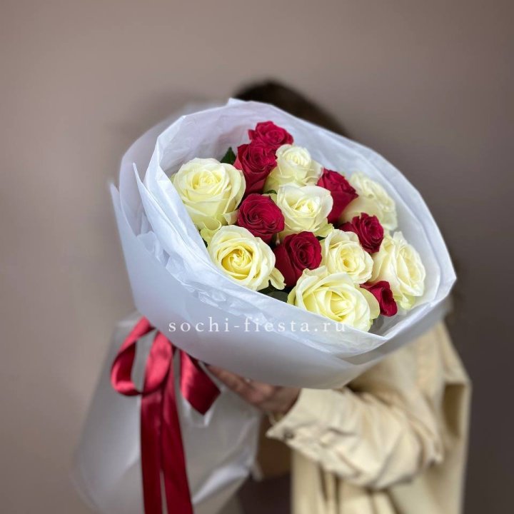 Букет из красных белых 15 роз в Благовещенске