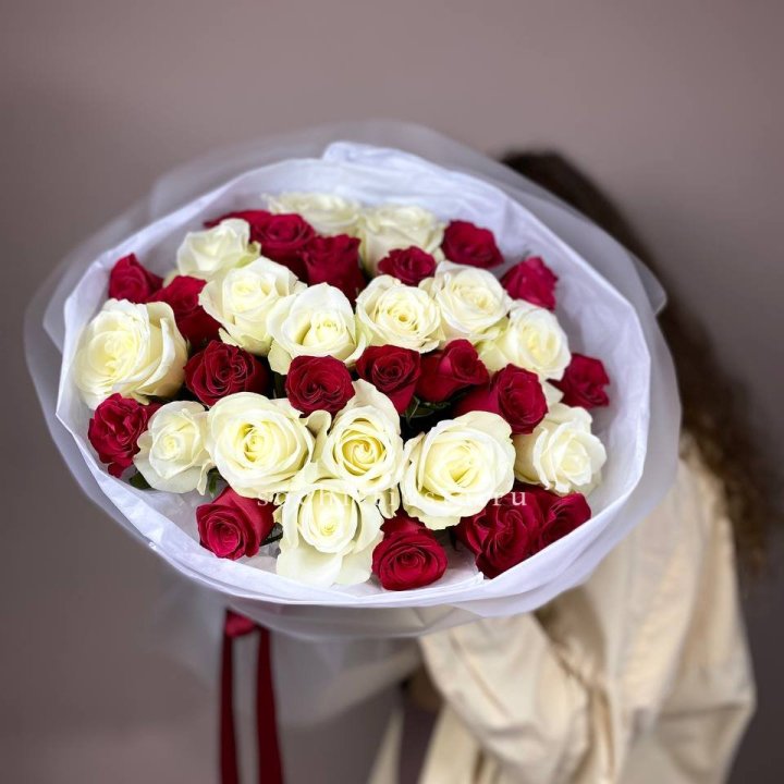 Букет из красных белых 35 роз в Благовещенске
