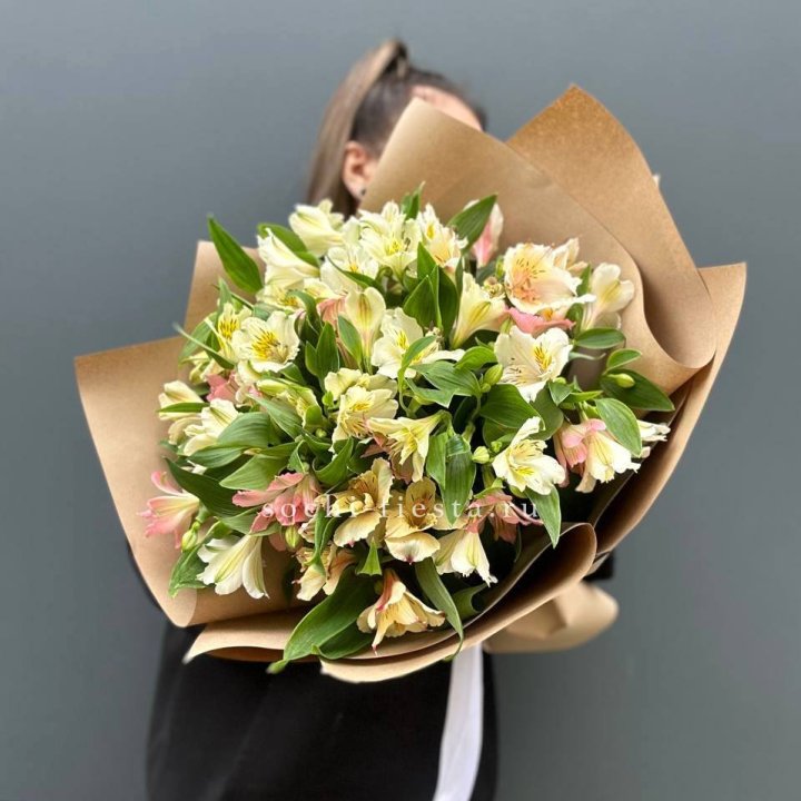 Букет альстромерий в крафте в Благовещенске