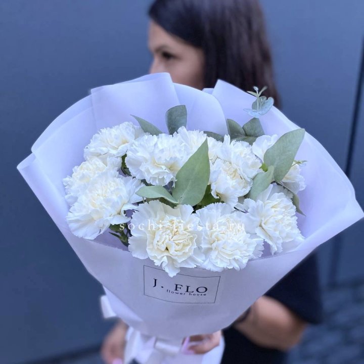 Букет белых диантусов с эвкалиптом в Благовещенске