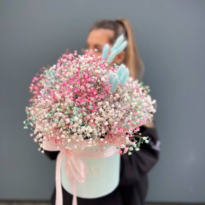 9 Радужных гипсофилы в шляпной коробке в Благовещенске