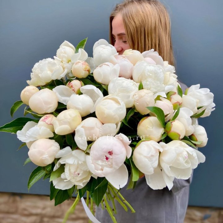 Охапка пионов в Благовещенске