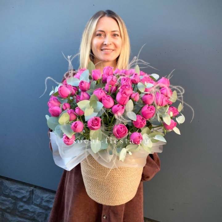 Пионовидные розы  в джутовом кашпо  в Благовещенске