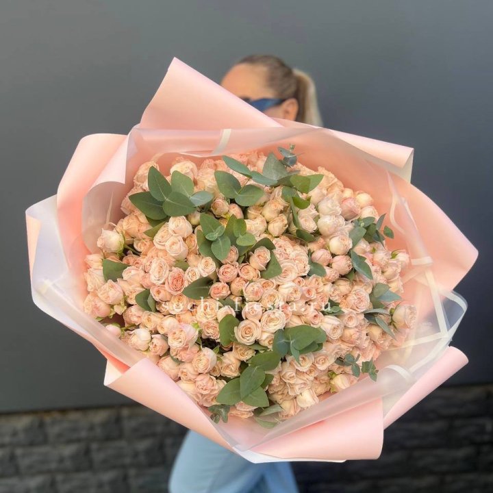 101 кустовая роза с эвкалиптом в Благовещенске