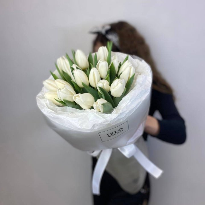  19 белых воздушных тюльпанов в Благовещенске