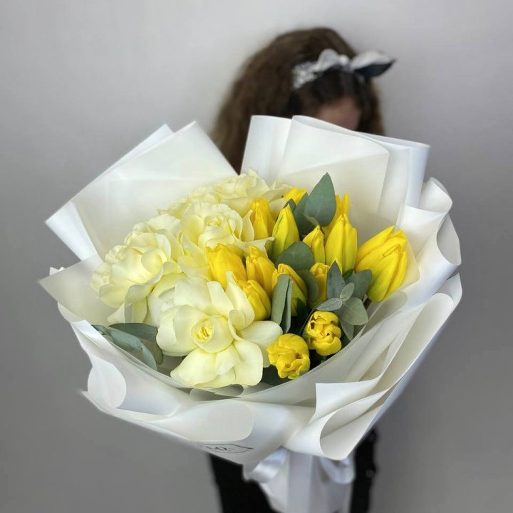 Дуо жёлтые тюльпаны и розы в Благовещенске