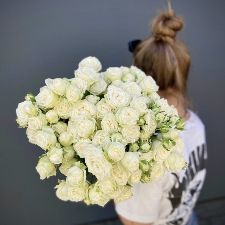 Охапка кустовых роз бомбастик  в Благовещенске