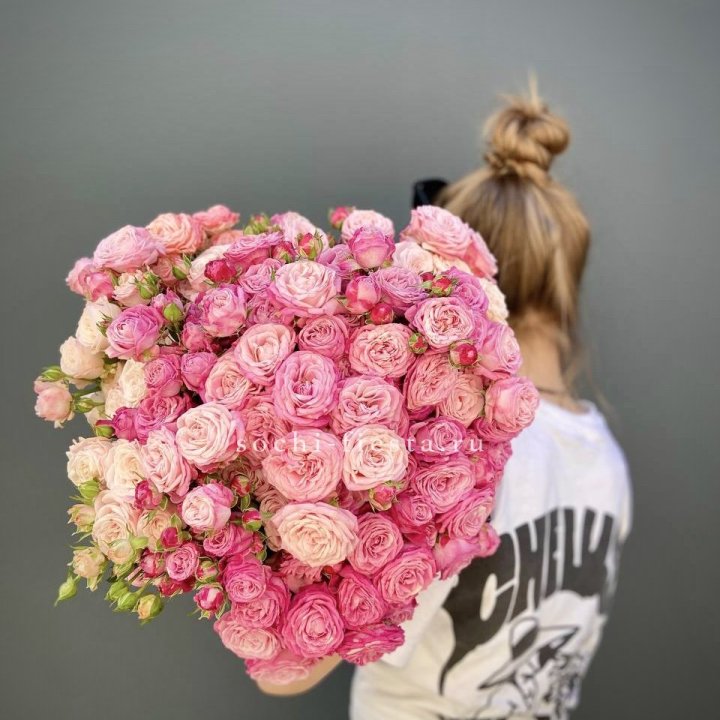 Охапка кустовых роз бомбастик пинк в Благовещенске