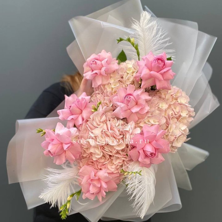  Букет  из гортензий и розовых роз в Благовещенске