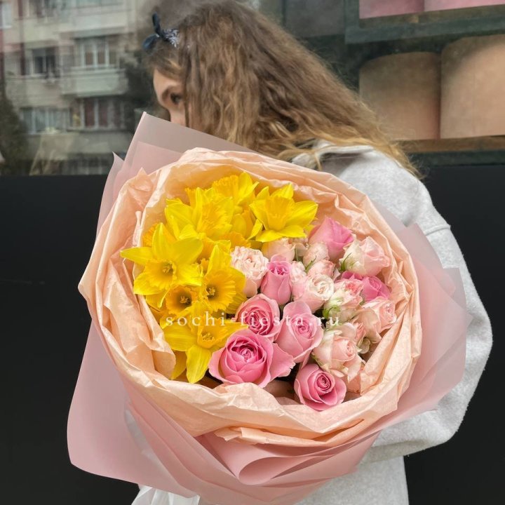 Букет роз и нарциссов в Благовещенске