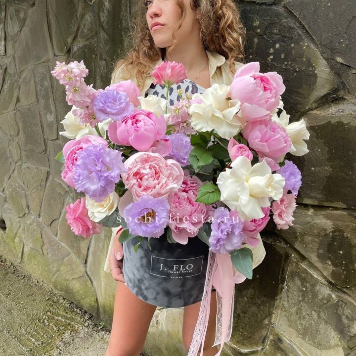 Дизайнерский цилиндр с пионами в Благовещенске