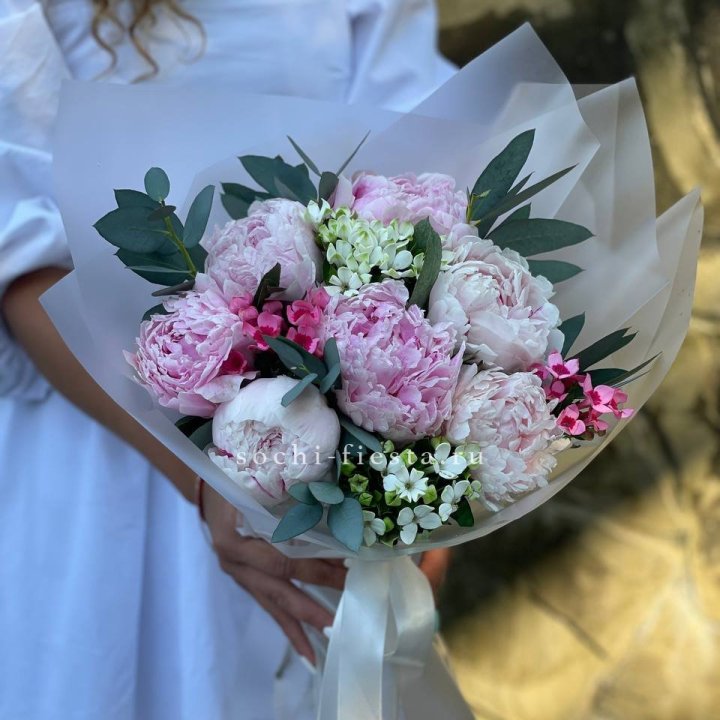 7 зефирных пионов с эвкалиптом в Благовещенске