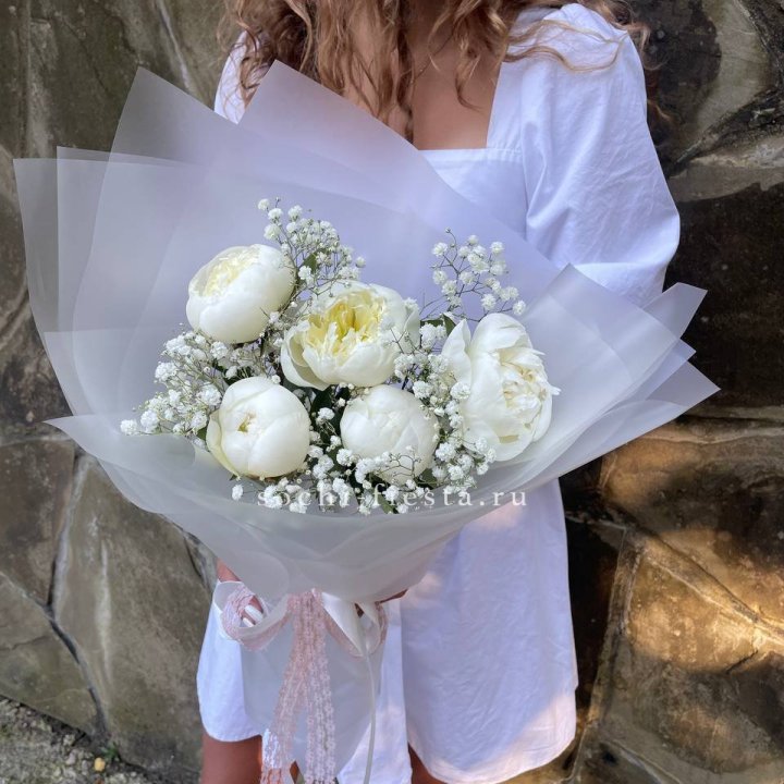 Букет белых пионов "Файв" в Благовещенске