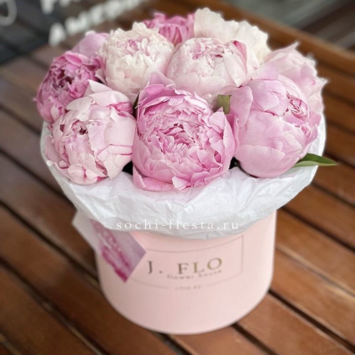 Цилиндр с пионами "Лилу" в Благовещенске