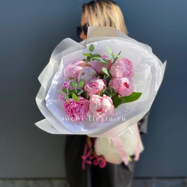 9 пионов с эвкалиптом в Благовещенске