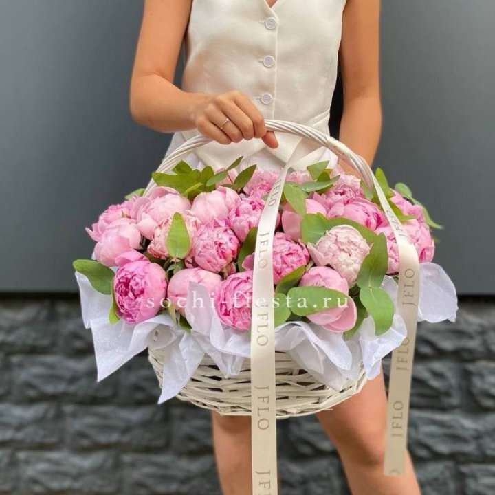 29 пионов в корзине в Благовещенске