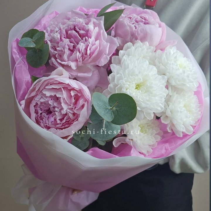 Букет комплимент с пионами в Благовещенске