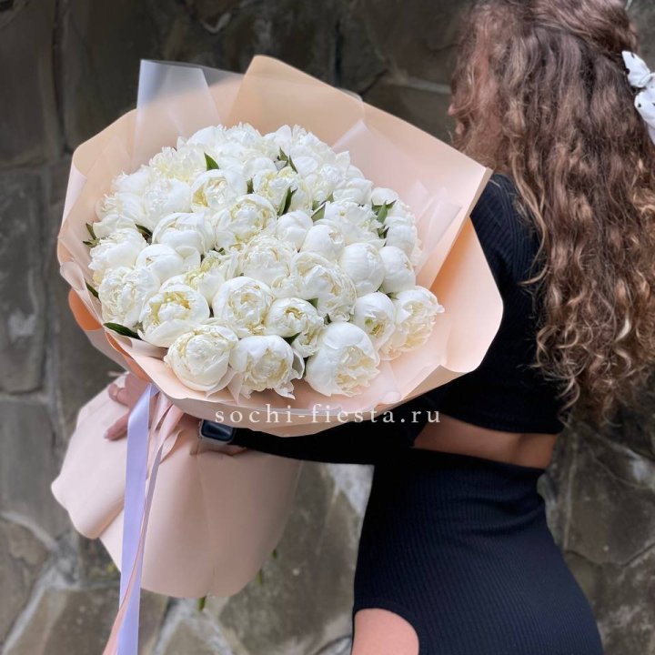 35 белых пион в Благовещенске