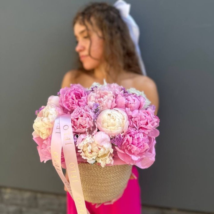 15 пионов в джутовом кашпо в Благовещенске