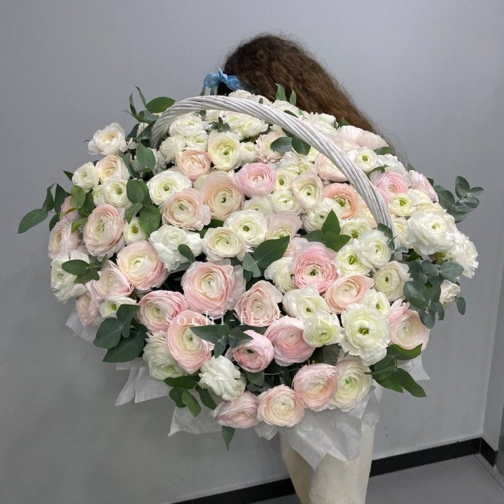 Ранункулюсы в корзине в Благовещенске