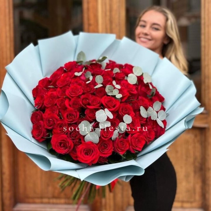 101 красная роза с эвкалиптом в Благовещенске