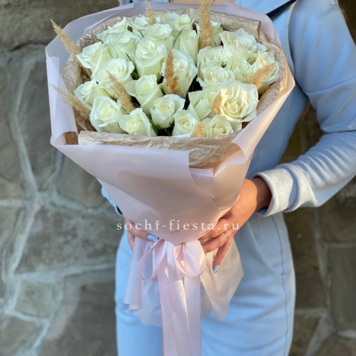 25 белых роз с сухоцветами в Благовещенске
