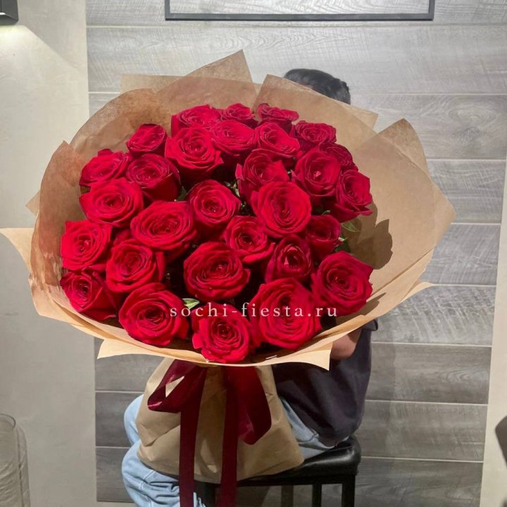 37 красных роз в крафте в Благовещенске
