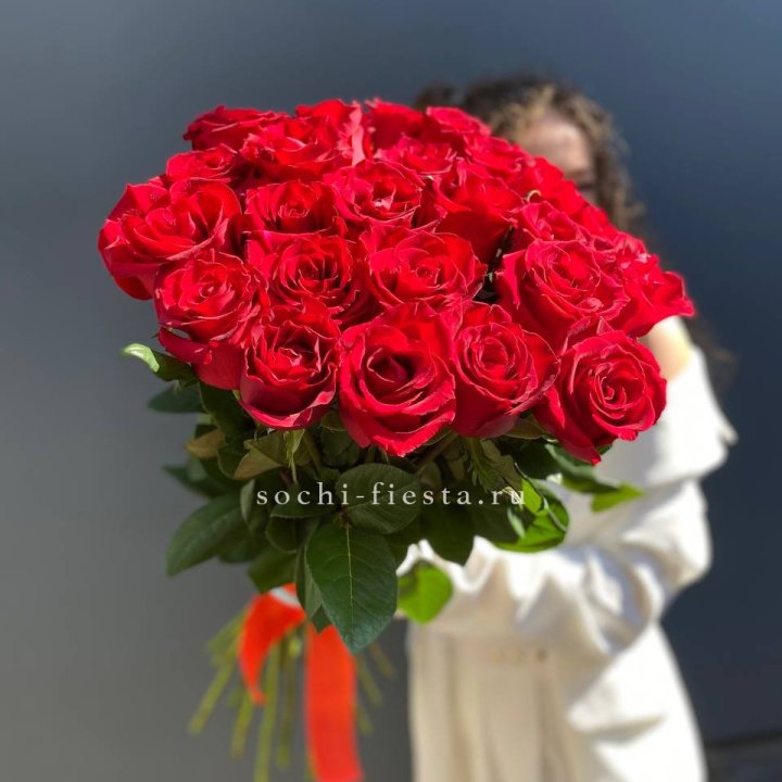25 высоких красных роз в Благовещенске
