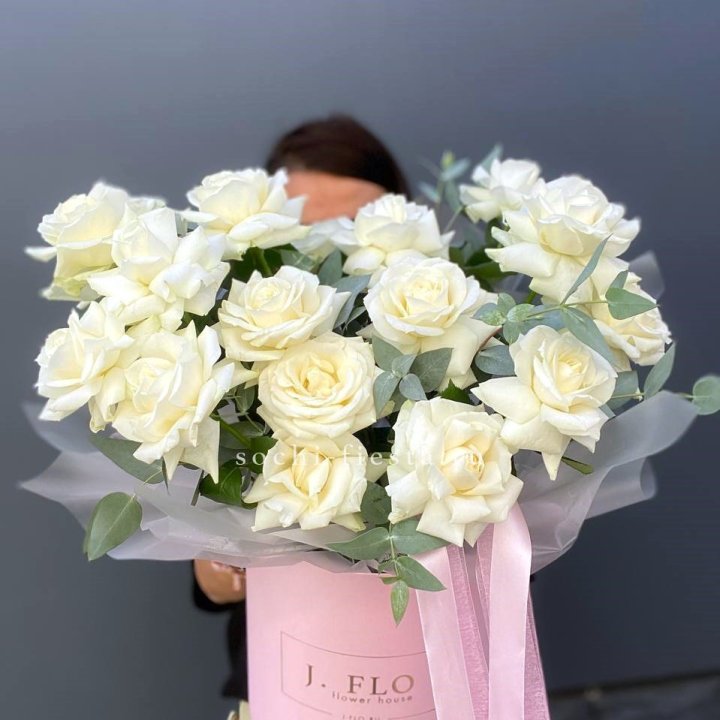 17 Французских белых роз в боксе в Благовещенске