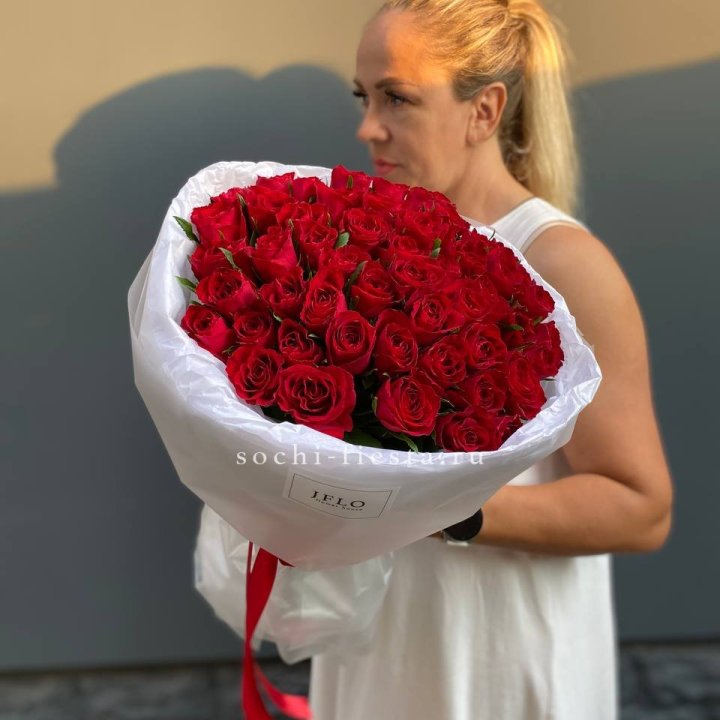 51 роза мадам ред в нежном оформлении в Благовещенске