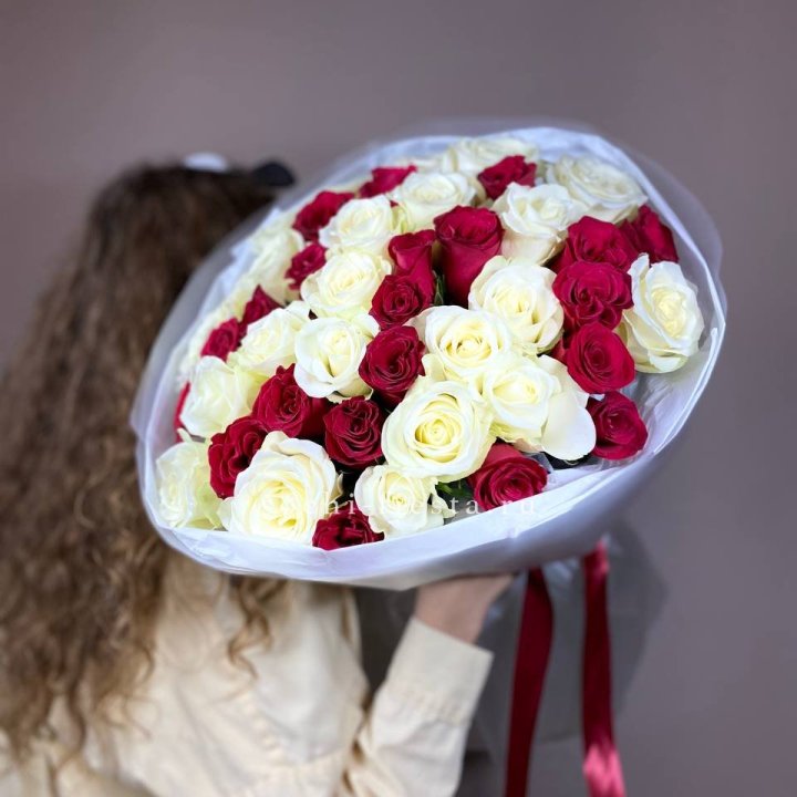 Букет из красных белых 45 роз в Благовещенске