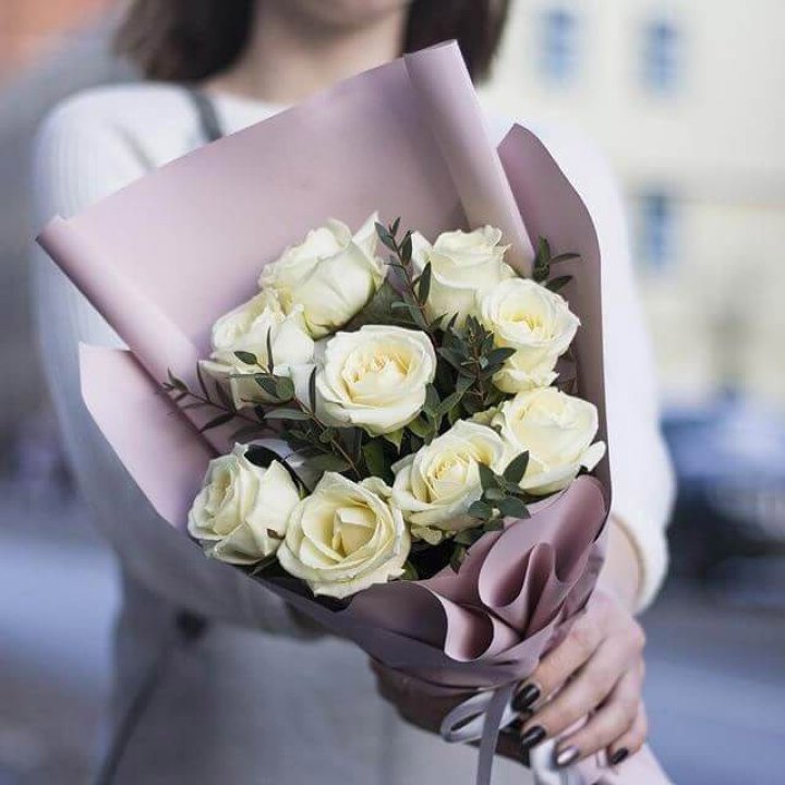 9 белых  роз "Минт" в Благовещенске