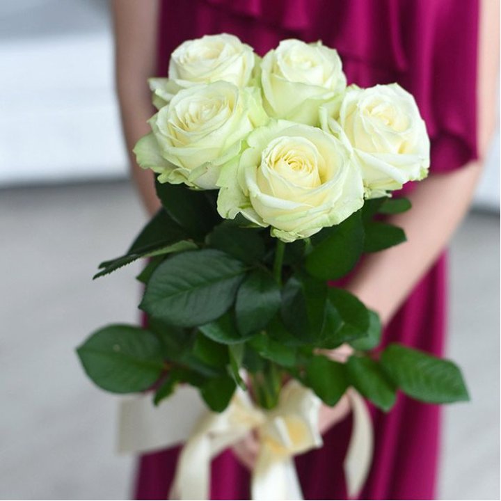 5 белых роз в Благовещенске