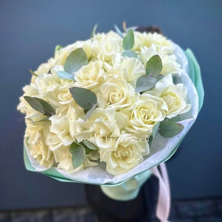 25 Белых французских роз "Ноте бьянка" в Благовещенске