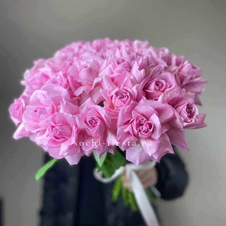 25 розовых французских роз в Благовещенске