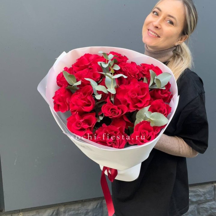 17 Красных французских роз в Благовещенске