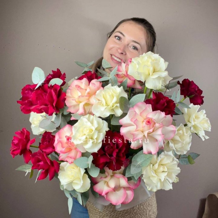 35 французских роз микс в джутовом боксе в Благовещенске