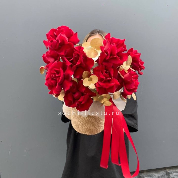 Красные французские розы в джутовом кашпо в Благовещенске