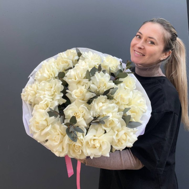 25 Белых французских роз Вайт найс в Благовещенске