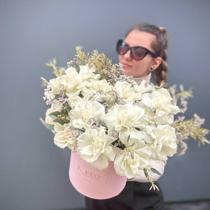 17 Французских белых роз в коробке Афина в Благовещенске