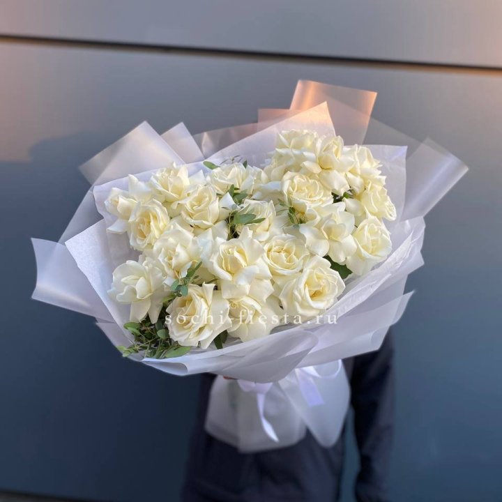 Пышный букет из белых роз в Благовещенске