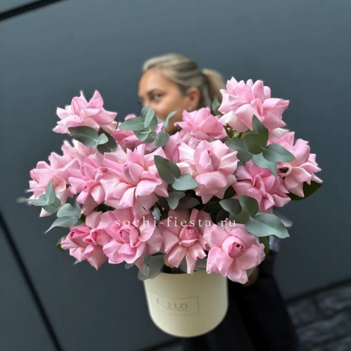 17 Розовых французских роз в боксе в Благовещенске