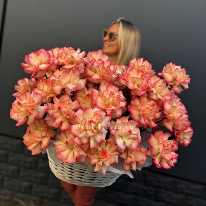 45 французских роз Джумилия в корзине в Благовещенске